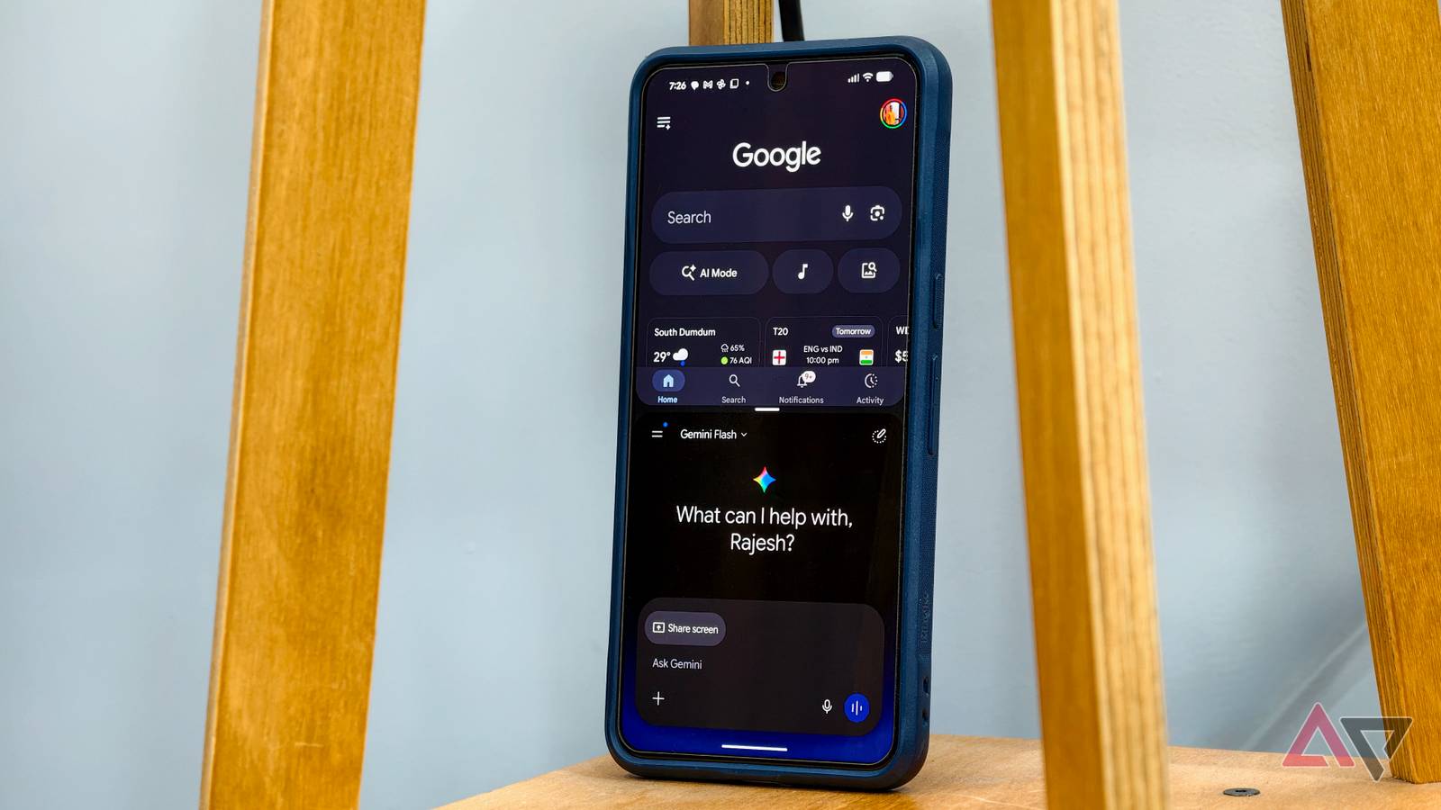 Gráfico mostrando a interface de bate-papo do Gemini aberta em uma janela do navegador Google Chrome, cercada por ícones flutuantes do Gemini Spark e um logotipo 3D do Chrome