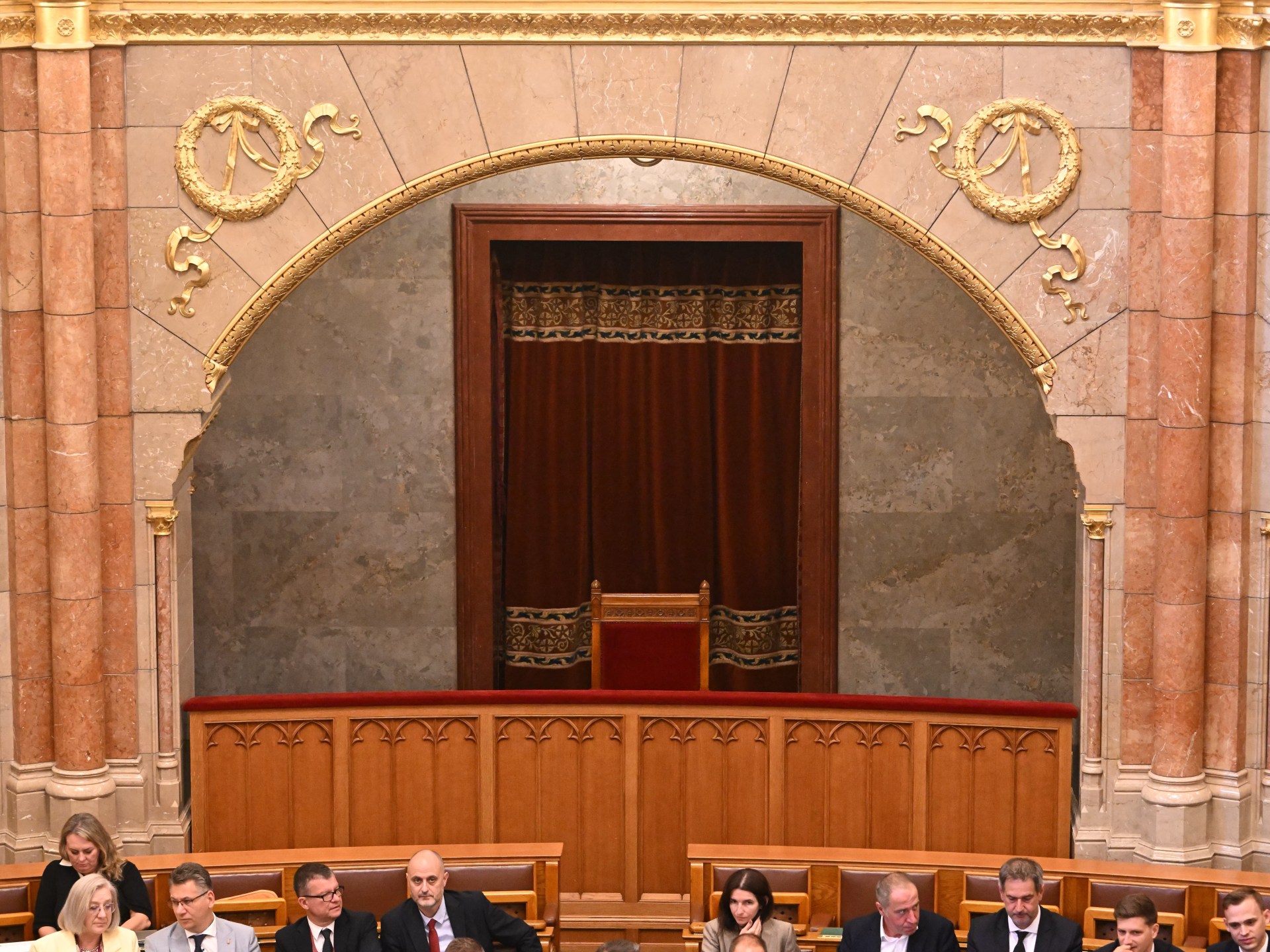 Parlamento da Hungria vota pela destituição do presidente na última medida anti-Orbán