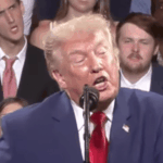 Participante do comício rouba a cena ao imitar os gestos de Trump