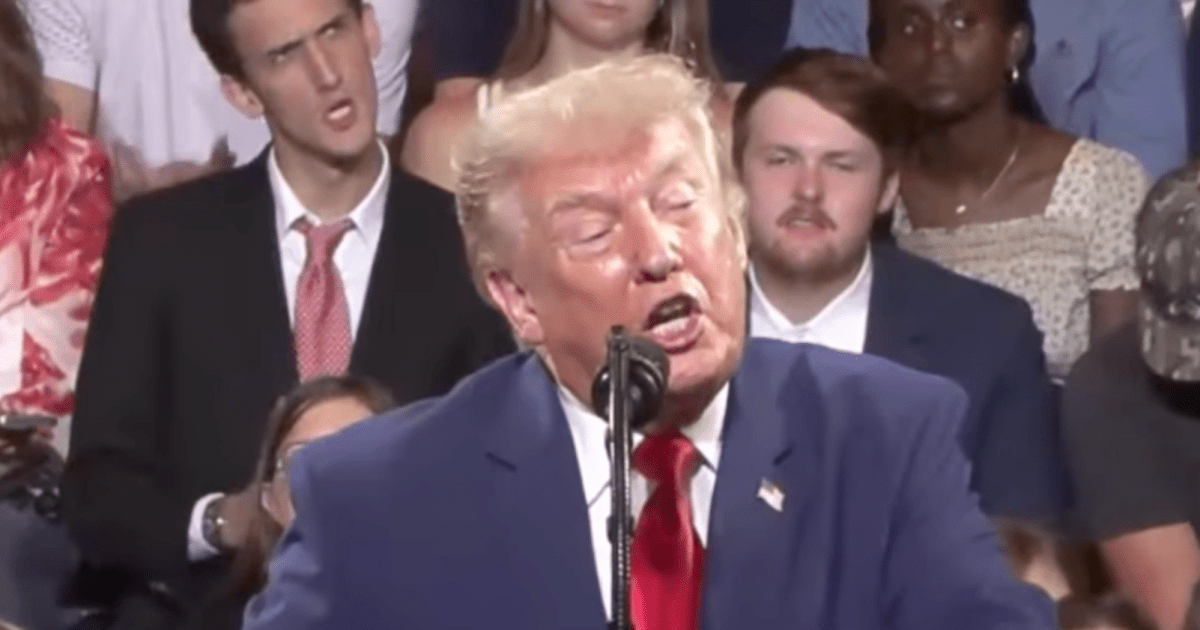 Participante do comício rouba a cena ao imitar os gestos de Trump
