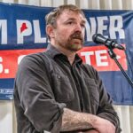Graham Platner fala em uma prefeitura no Leavitt Theatre em 22 de outubro de 2025 em Ogunquit, Maine. (Crédito: Sophie Park/Getty Images)