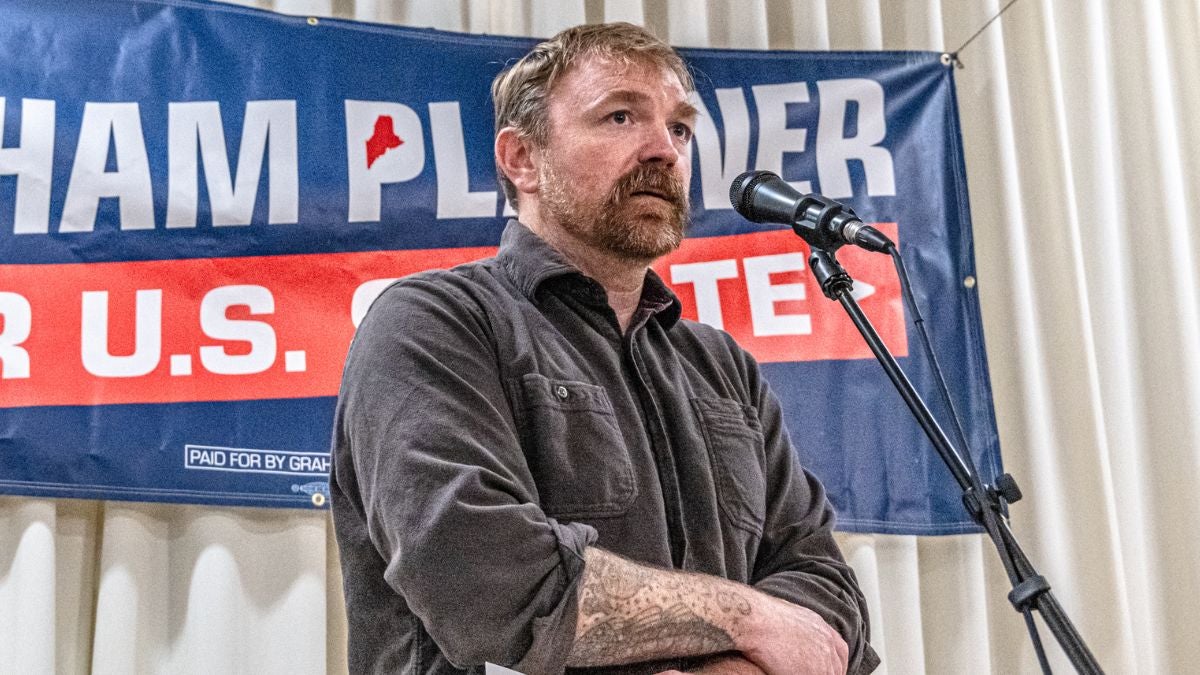 Graham Platner fala em uma prefeitura no Leavitt Theatre em 22 de outubro de 2025 em Ogunquit, Maine. (Crédito: Sophie Park/Getty Images)