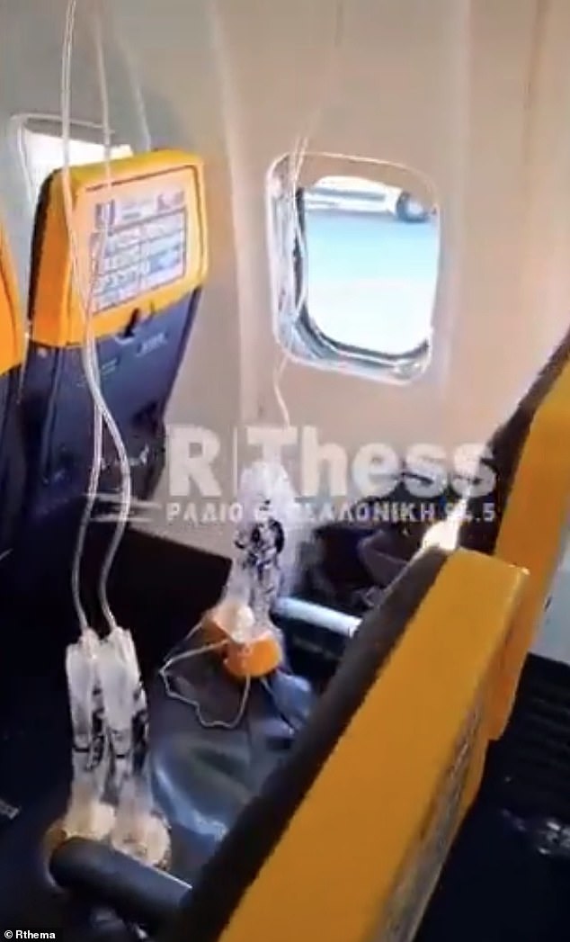 Um passageiro da Ryanair foi supostamente sugado “até os ombros” para fora da janela de um avião e teve que ser puxado de volta para o jato por outros viajantes