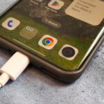 Um Galaxy S23 Ultra, um iPhone 15, um Google Pixel 7 e um OnePlus 12R lado a lado.