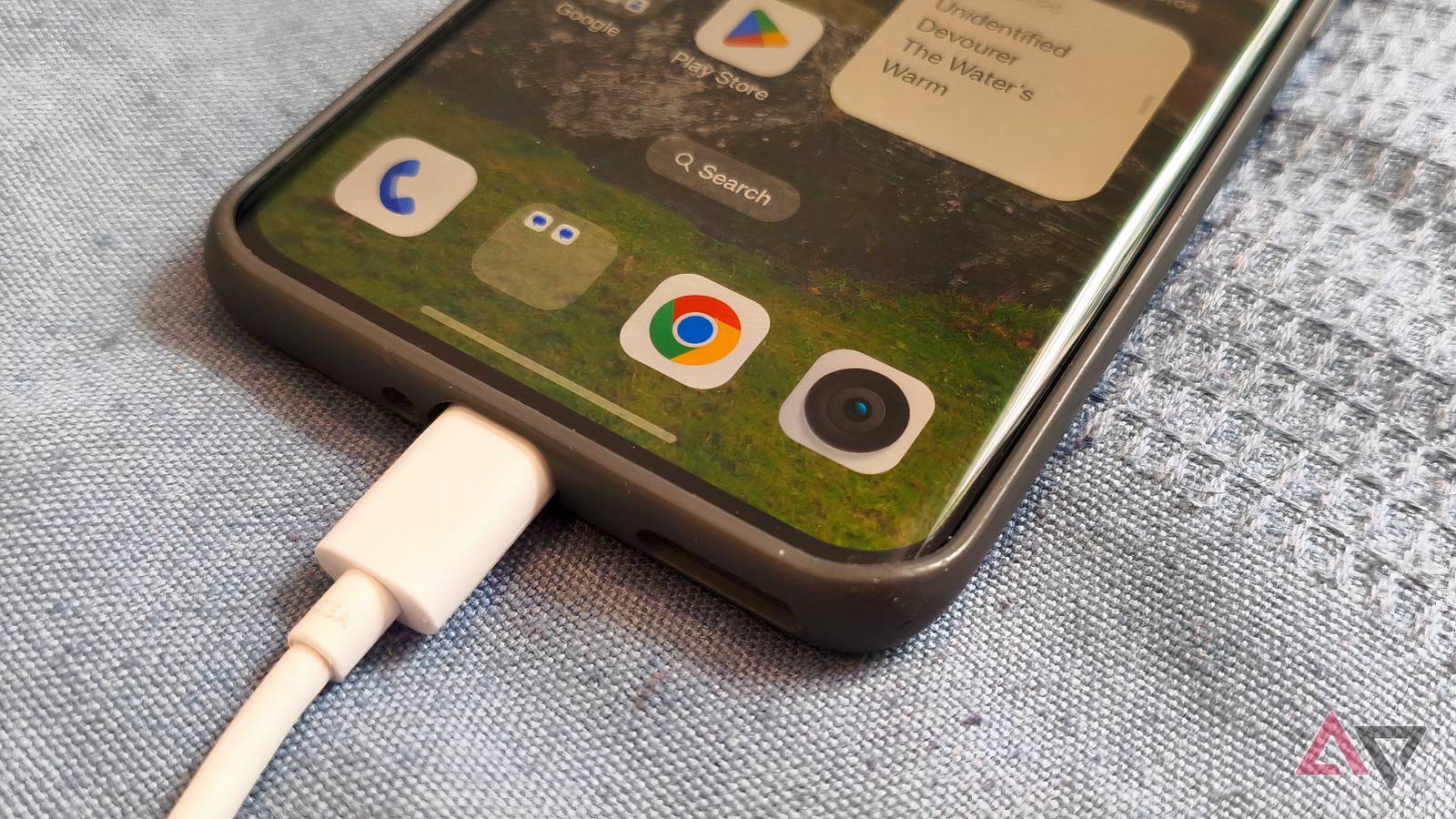 Um Galaxy S23 Ultra, um iPhone 15, um Google Pixel 7 e um OnePlus 12R lado a lado.