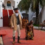 Artistas apresentam uma reconstituição do comércio transatlântico de escravos no Castelo de Christiansborg, um antigo posto de escravos, durante uma conferência consultiva de alto nível sobre os próximos passos para a histórica resolução das Nações Unidas sobre o tráfico de africanos escravizados, em Accra, Gana (Francis Kokoroko/Reuters)