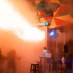 Imagens chocantes mostraram o pub em chamas em Bangkok, Tailândia