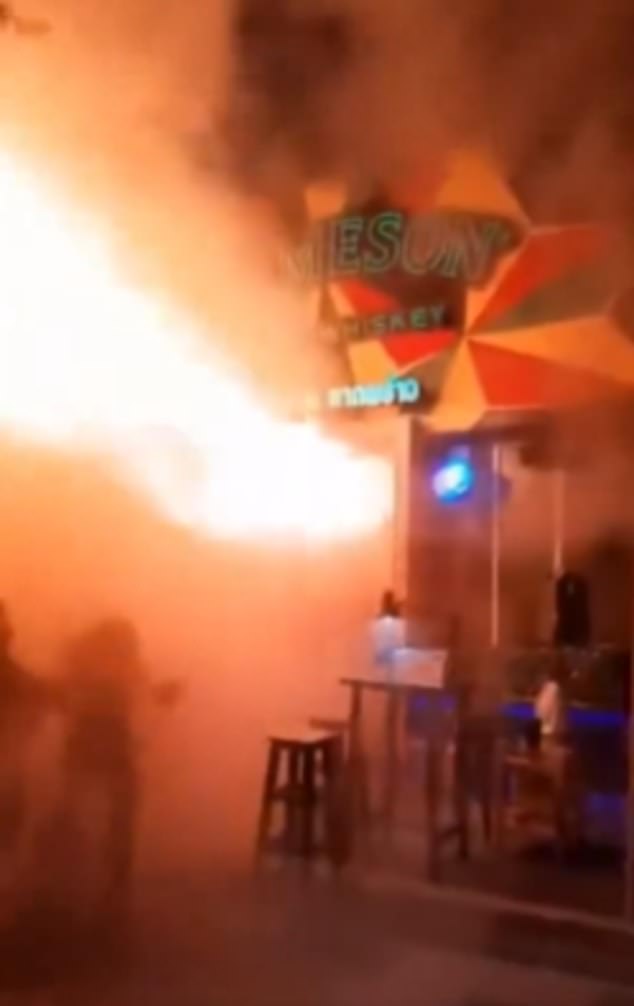 Imagens chocantes mostraram o pub em chamas em Bangkok, Tailândia