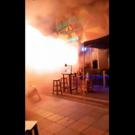 Pelo menos 27 mortos enquanto incêndio envolve popular pub de Bangkok perto do mercado Chatuchak