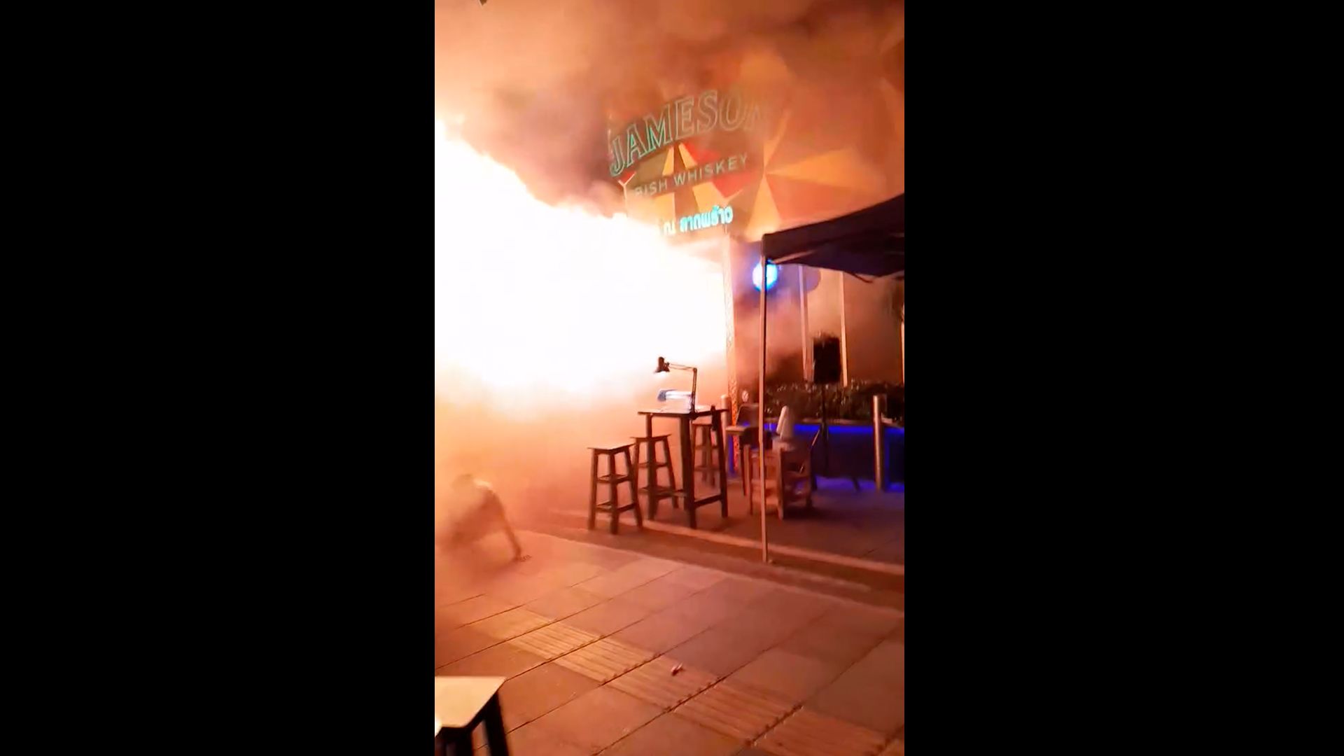 Pelo menos 27 mortos enquanto incêndio envolve popular pub de Bangkok perto do mercado Chatuchak