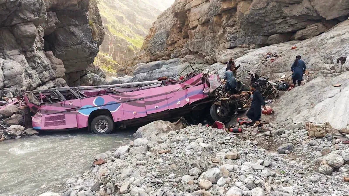 Pelo menos 32 mortos após ônibus superlotado cair em ravina no Paquistão