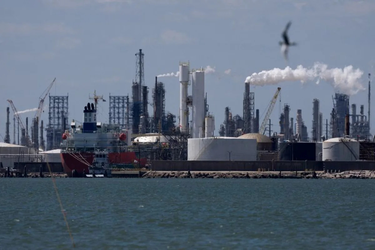 Petróleo cai após OPEP+ concordar em aumentar metas de produção
