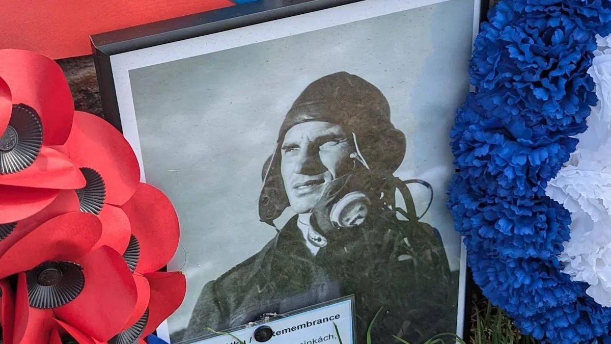 Uma foto emoldurada em close do piloto tcheco Alois Vasatko colocou ao lado um memorial feito em sua memória. Nele, ele usa uniforme e capacete voador. Há coroas de papoula e homenagens ao lado.