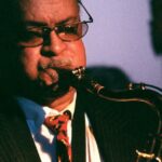 Plas Johnson, artista de jazz e saxofonista da 'Pantera Cor-de-Rosa', morre aos 94 anos