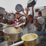 KIBBUTZ NIR AM, ISRAEL - 22 DE ABRIL: Colonos de direita do movimento Nachala marcham perto da fronteira de Gaza, defendendo o reassentamento da Faixa de Gaza, perto do Kibutz Nir Am, enquanto os israelenses observam Yom Ha'atzmaut, Dia da Independência Nacional em 22 de abril de 2026, perto do Kibutz Nir Am, Israel. (Foto de Erik Marmor/Getty Images)