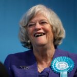 Polícia do Reino Unido investiga assassinato da política Ann Widdecombe