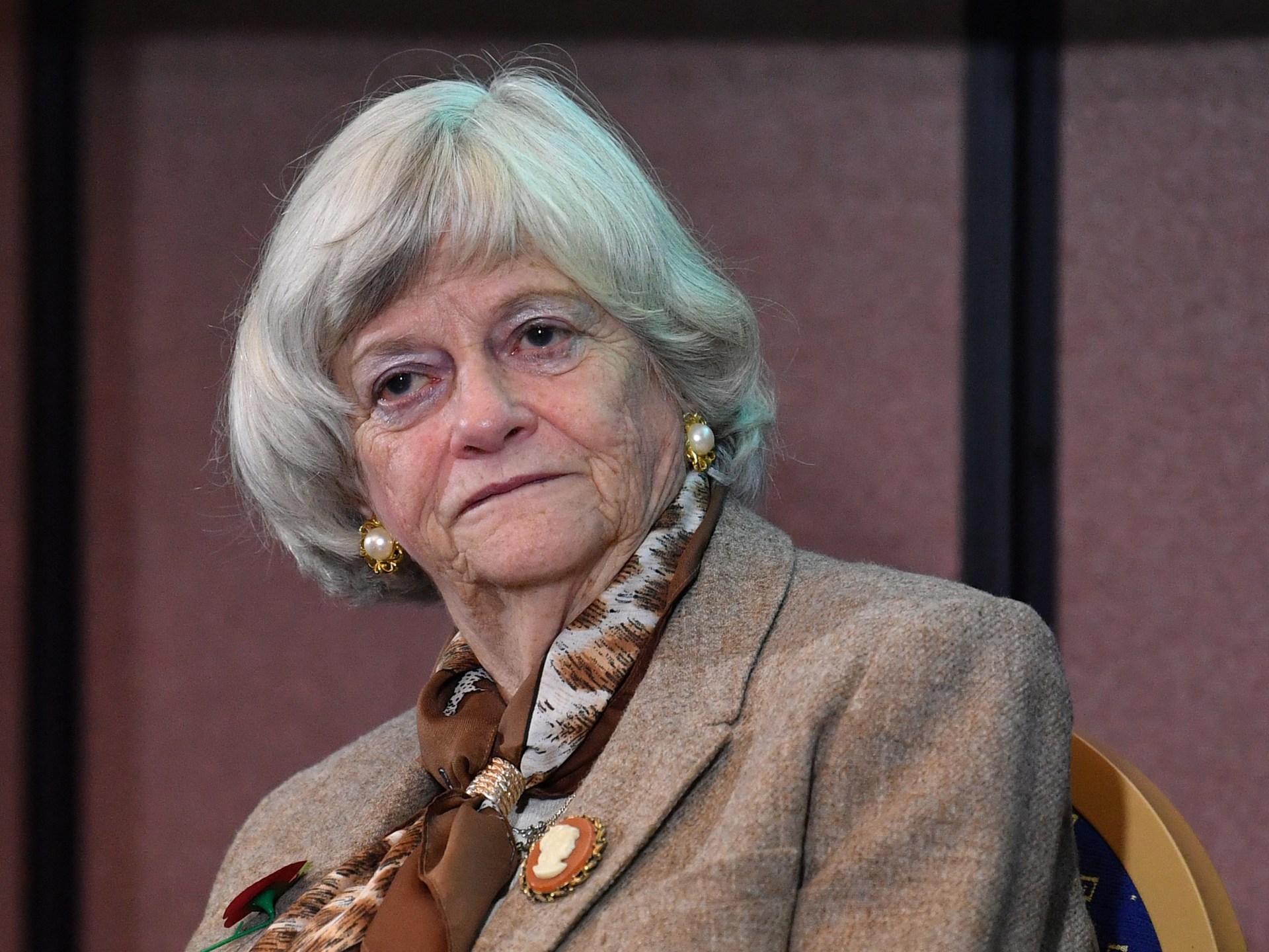 Polícia do Reino Unido liberta suspeito na investigação de assassinato da ex-deputada Ann Widdecombe