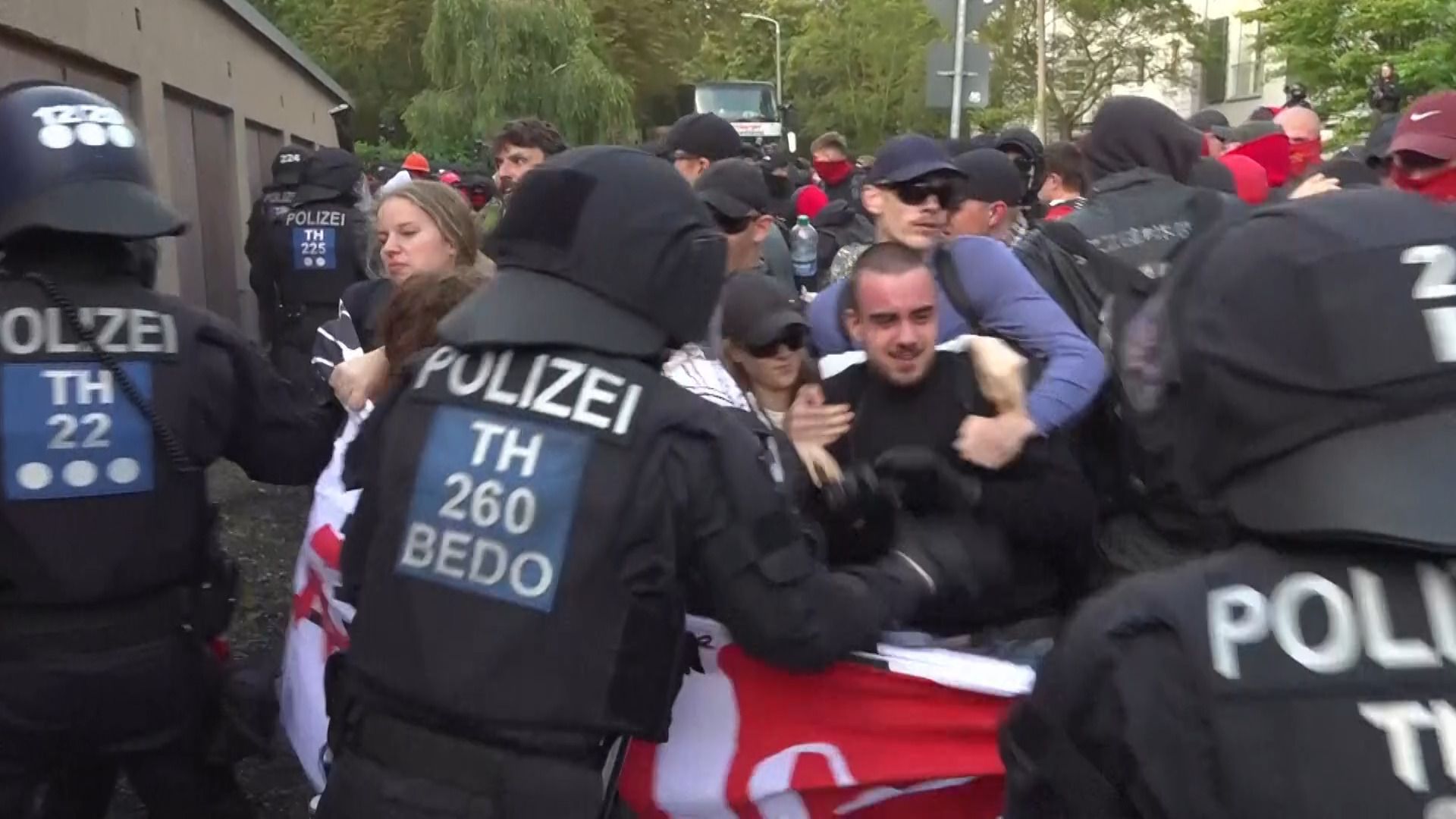 Polícia entra em confronto com manifestantes fora da reunião da AfD