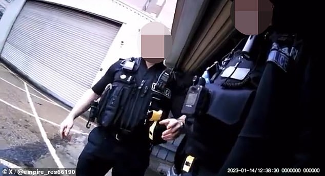 Em imagens chocantes (foto), a polícia foi gravada discutindo a tentativa de 'enquadrar' suspeitos, prender ilegalmente pessoas negras e visitar um bordel para sexo