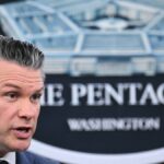 O secretário de Defesa dos EUA, Pete Hegseth, fala durante uma entrevista coletiva no Pentágono em 2 de março de 2026. (Brendan Smialowski/AFP via Getty Images)