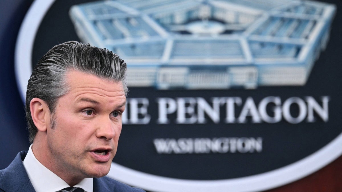 O secretário de Defesa dos EUA, Pete Hegseth, fala durante uma entrevista coletiva no Pentágono em 2 de março de 2026. (Brendan Smialowski/AFP via Getty Images)