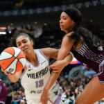 A atacante do Golden State Valkyries, Janelle Salaun (13), agarra uma bola perdida na frente da atacante do Toronto Tempo, Isabelle Harrison, durante o segundo tempo de um jogo de basquete da WNBA em Toronto na quarta-feira, 8 de julho de 2026. (
