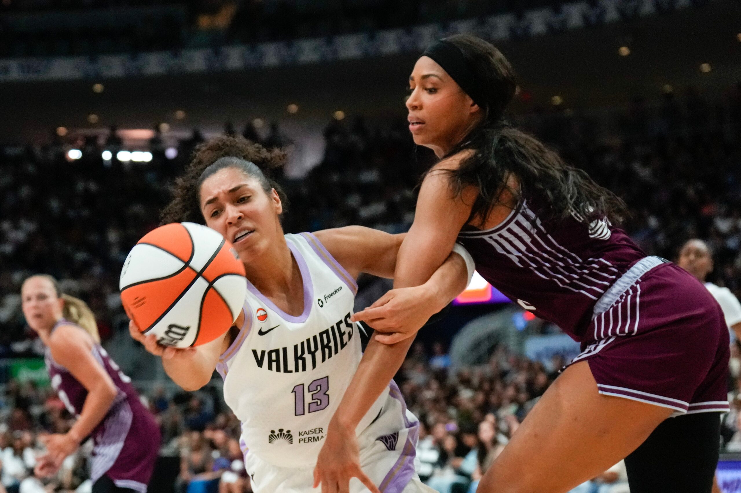 A atacante do Golden State Valkyries, Janelle Salaun (13), agarra uma bola perdida na frente da atacante do Toronto Tempo, Isabelle Harrison, durante o segundo tempo de um jogo de basquete da WNBA em Toronto na quarta-feira, 8 de julho de 2026. (