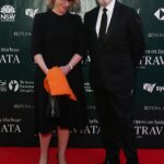 Sam Neill (à direita) encontrou o amor mais tarde na vida, com a jornalista política australiana Laura Tingle (à esquerda). Fotografados juntos em 2021