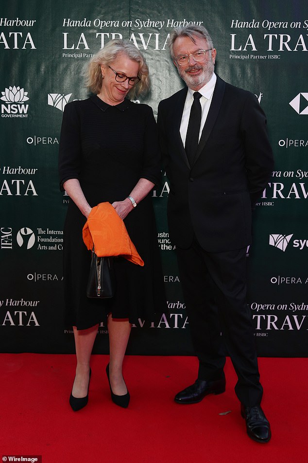 Sam Neill (à direita) encontrou o amor mais tarde na vida, com a jornalista política australiana Laura Tingle (à esquerda). Fotografados juntos em 2021