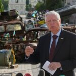 A senadora norte-americana Lindsey Graham morreu inesperadamente na noite de sábado. Ele é fotografado respondendo a perguntas da mídia perto de uma exposição de veículos russos danificados no centro de Kiev, em 10 de julho de 2026.