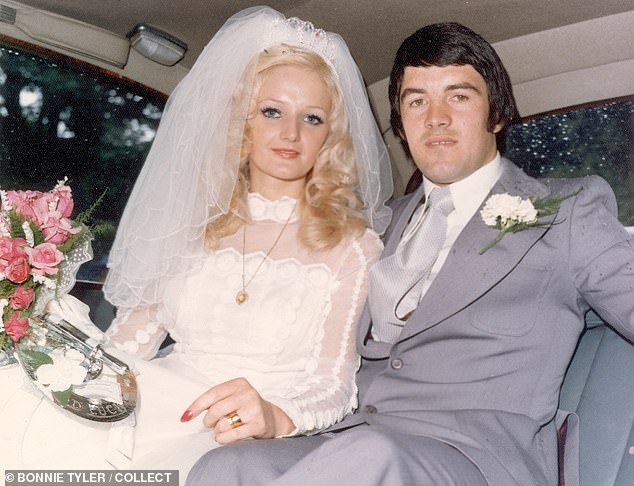Por dentro do casamento não convencional de Bonnie Tyler com seu marido, atleta olímpico, Robert Sullivan (foto no dia do casamento)