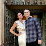 Cronograma de relacionamento de Courtney Robertson e Humberto Preciado terno azul