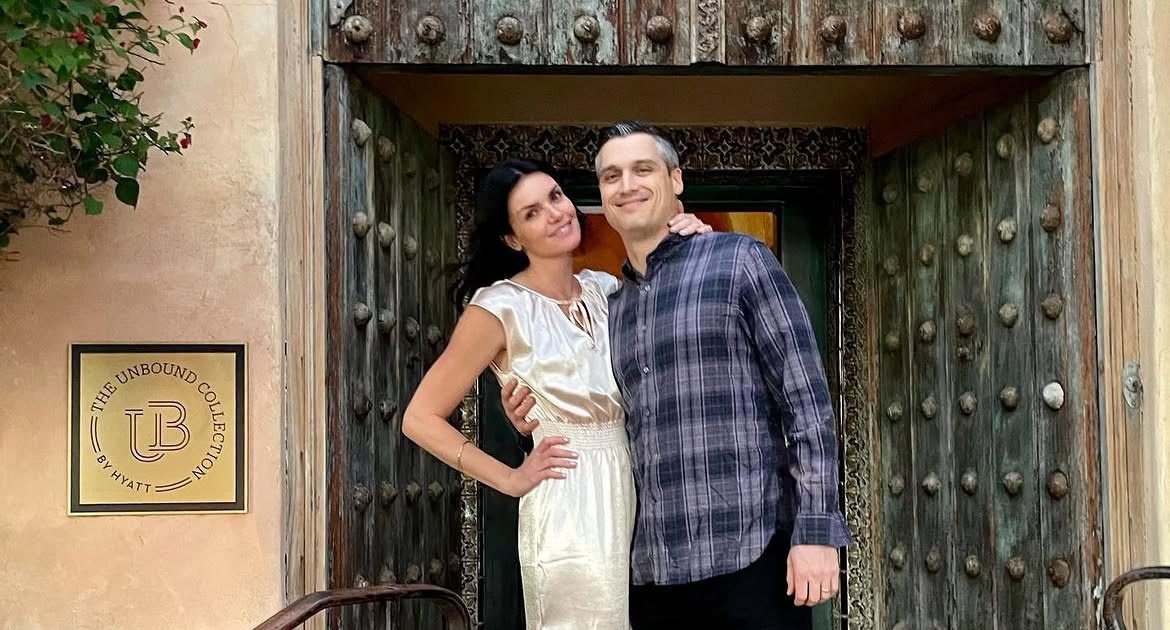 Cronograma de relacionamento de Courtney Robertson e Humberto Preciado terno azul