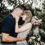 Quando Travis Kelce a pediu em casamento em 10 de agosto de 2025, Swift usou um vestido de verão listrado Ralph Lauren de US$ 400 que se esgotou instantaneamente. Agora, seu vestido glamour sugere um de seus muitos trajes de casamento