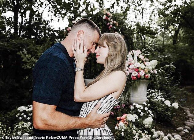 Quando Travis Kelce a pediu em casamento em 10 de agosto de 2025, Swift usou um vestido de verão listrado Ralph Lauren de US$ 400 que se esgotou instantaneamente. Agora, seu vestido glamour sugere um de seus muitos trajes de casamento