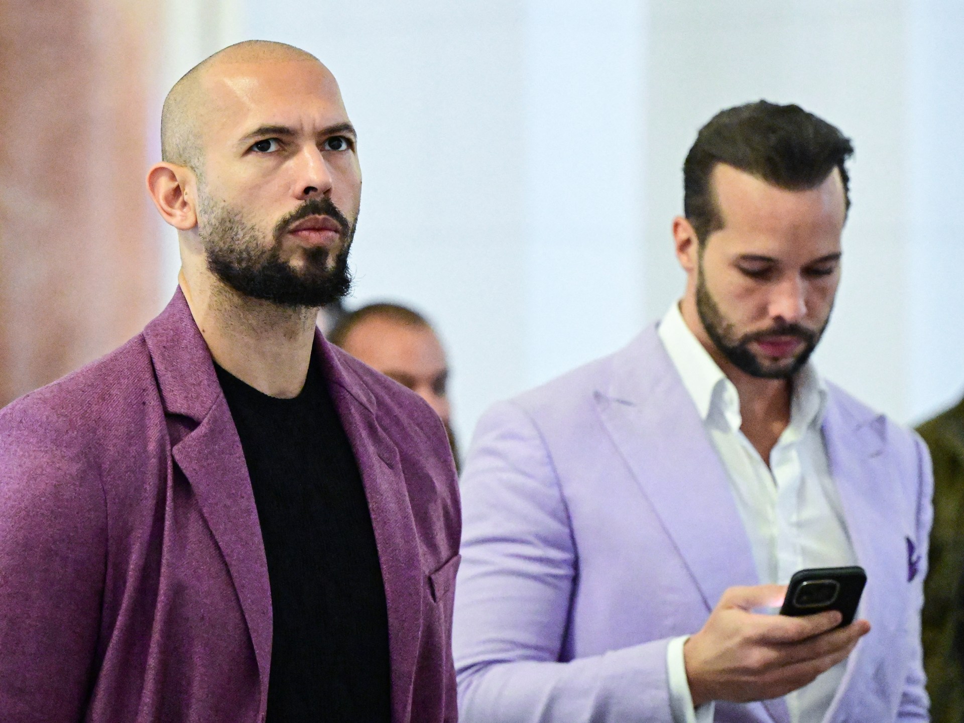 Por que Andrew e Tristan Tate foram presos? Eles serão extraditados para o Reino Unido?