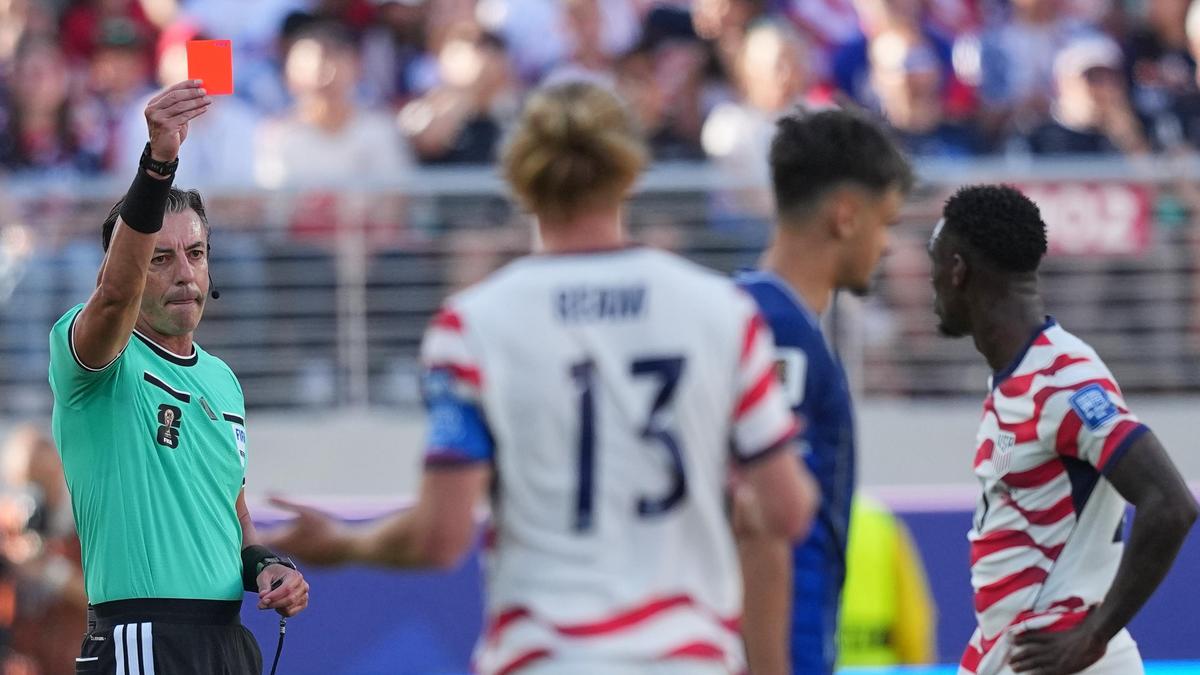 Por que Balogun recebeu cartão vermelho durante a partida entre EUA e Bósnia na Copa do Mundo FIFA de 2026?