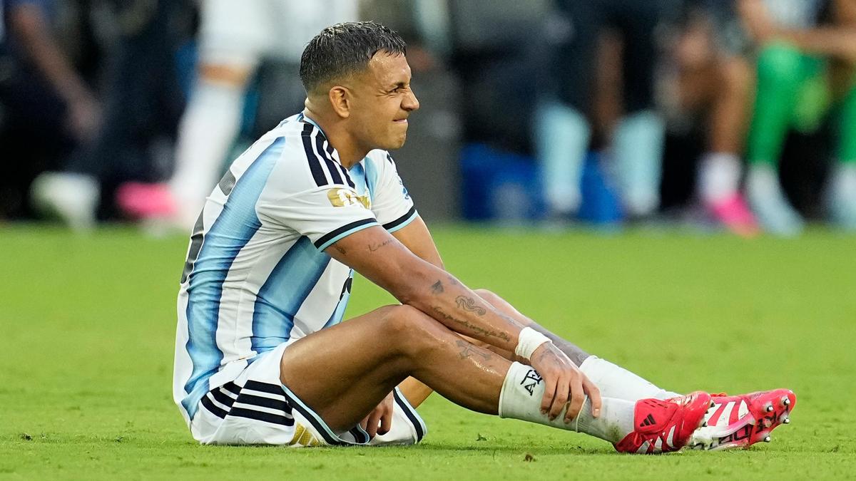 Por que Facundo Medina não é titular na partida das oitavas de final da Copa do Mundo FIFA 2026 entre Argentina e Egito?