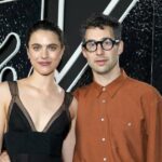 Sinais-Margaret-Qualley-e-Jack-Antonoff-Split-GettyImages-2259483575