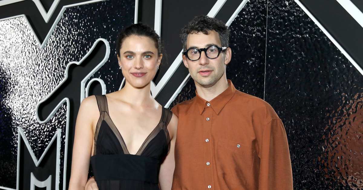 Sinais-Margaret-Qualley-e-Jack-Antonoff-Split-GettyImages-2259483575