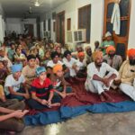 Aldeões assistem a uma exibição especial de Satluj em um templo Sikh na vila de Tatley, no distrito de Gurdaspur, Punjab, Índia, 8 de julho de 2026