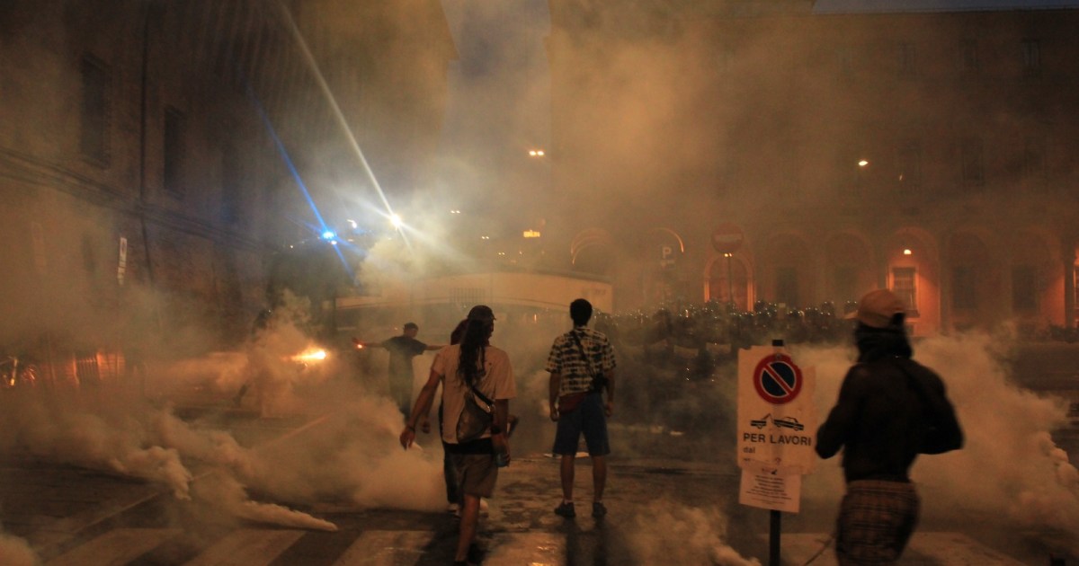 A polícia entra em confronto com manifestantes em Bolonha depois que uma manifestação sobre a morte de Abderrahim Fakir se tornou violenta.