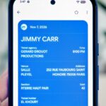 Mão segurando um smartphone com a Carteira virtual do Google aberta, tocando em um terminal de pagamento, com um logotipo grande da Carteira virtual do Google à direita