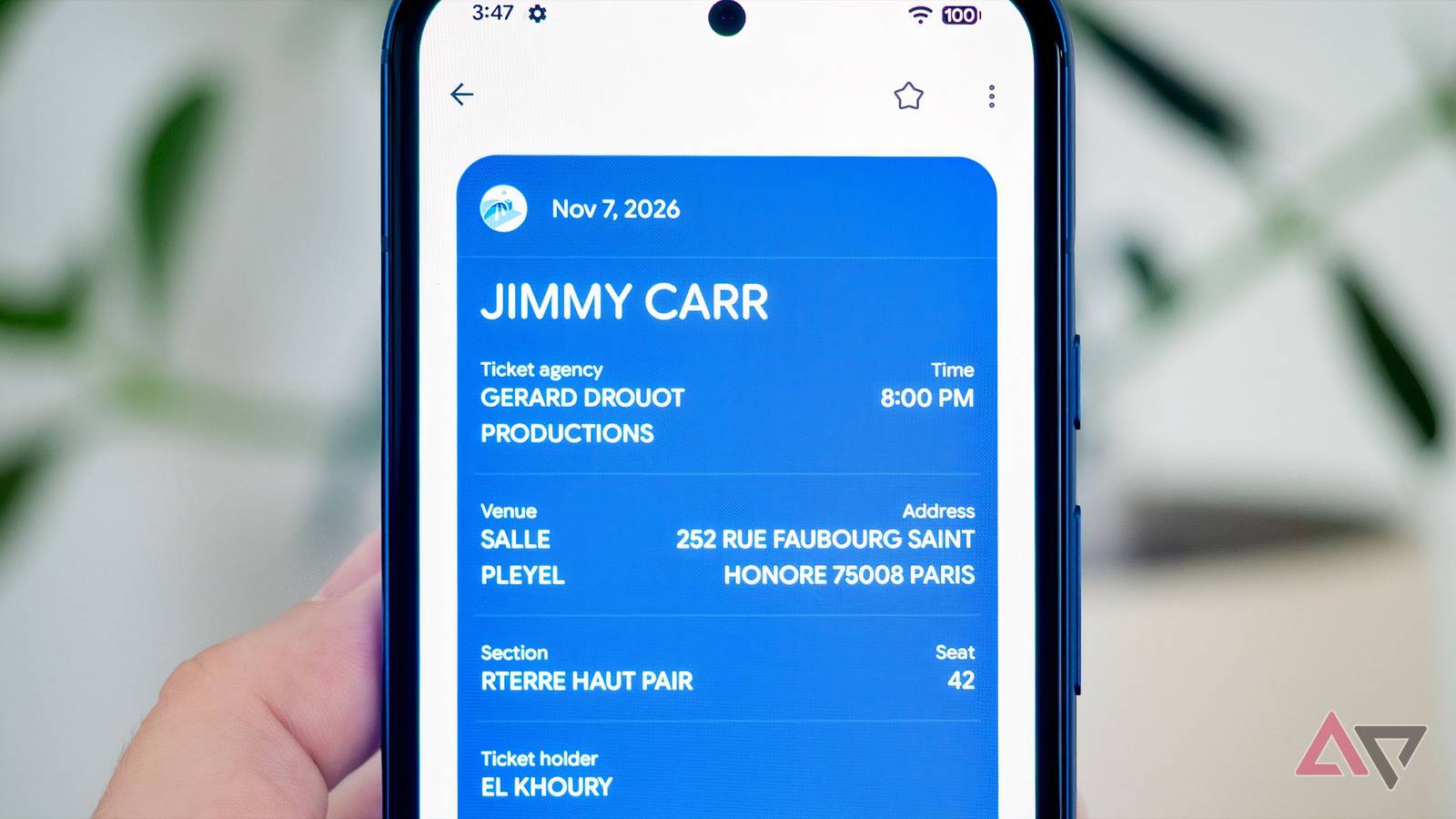 Mão segurando um smartphone com a Carteira virtual do Google aberta, tocando em um terminal de pagamento, com um logotipo grande da Carteira virtual do Google à direita