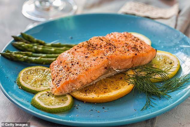 O NHS recomenda pelo menos uma porção de peixe oleoso por semana. O salmão ainda é o peixe mais popular na Grã-Bretanha, representando quase 30% de todo o peixe vendido