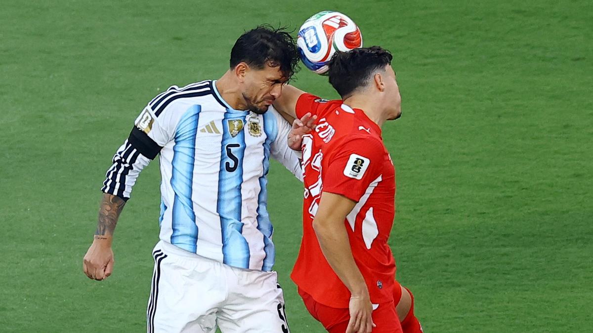 Por que os jogadores argentinos usam braçadeiras pretas nas quartas de final contra a Suíça?