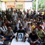 Abhijeet Dipke, fundador do Partido Cockroach Janta, depois que uma mulher jogou nele um líquido semelhante a tinta azul depois que ele iniciou sua greve de fome em Jantar Mantar, Nova Delhi, Índia, em 18 de julho de 2026
