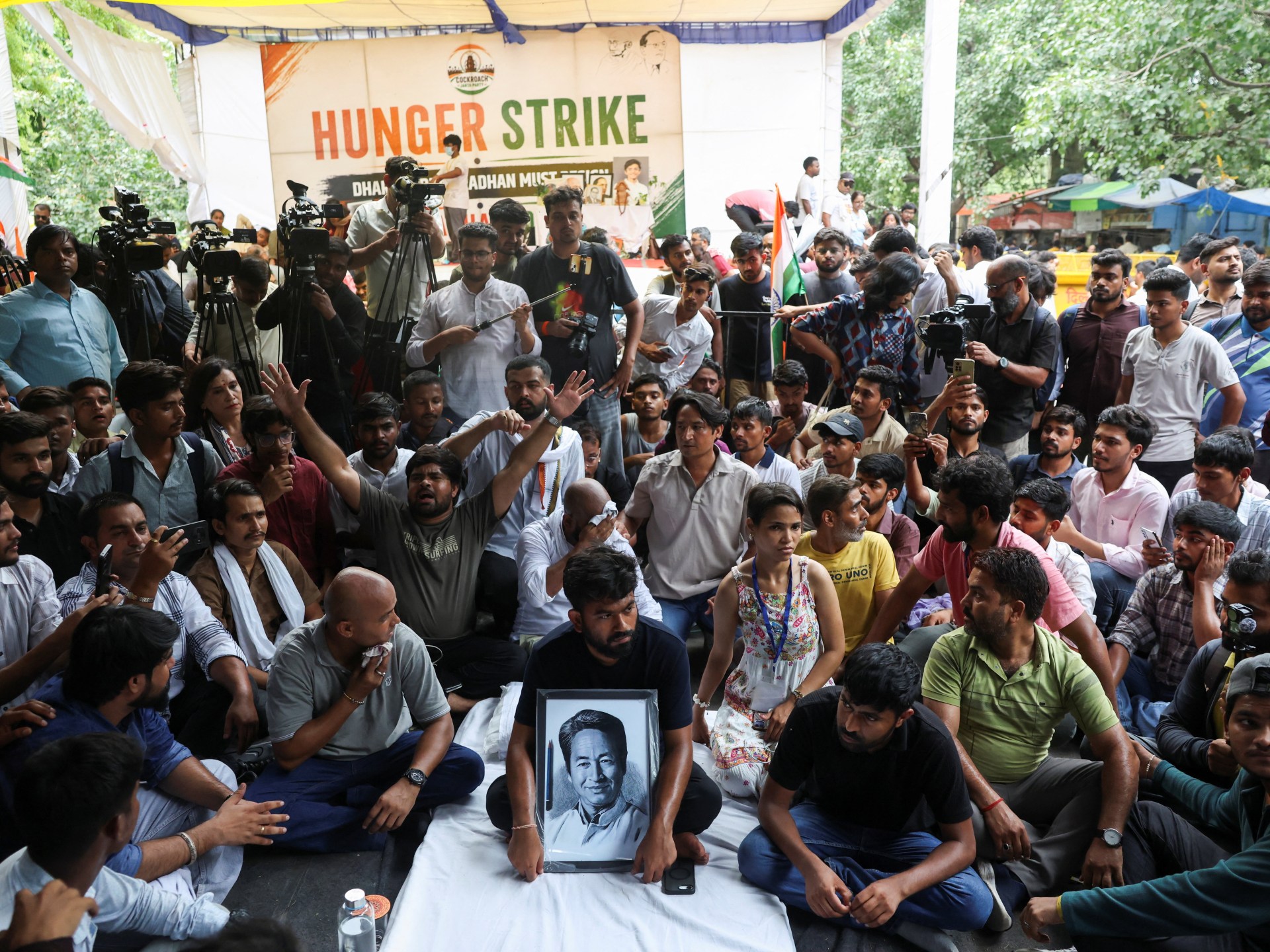 Abhijeet Dipke, fundador do Partido Cockroach Janta, depois que uma mulher jogou nele um líquido semelhante a tinta azul depois que ele iniciou sua greve de fome em Jantar Mantar, Nova Delhi, Índia, em 18 de julho de 2026