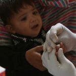 Um paciente com HIV exibe uma nova seringa e água destilada que recebeu no Centro Drop-In da Sociedade do Paquistão, uma organização não governamental (ONG) em Karachi, em 30 de novembro de 2013. Pessoas ao redor do mundo celebrarão o Dia Mundial da AIDS em 1º de dezembro.
