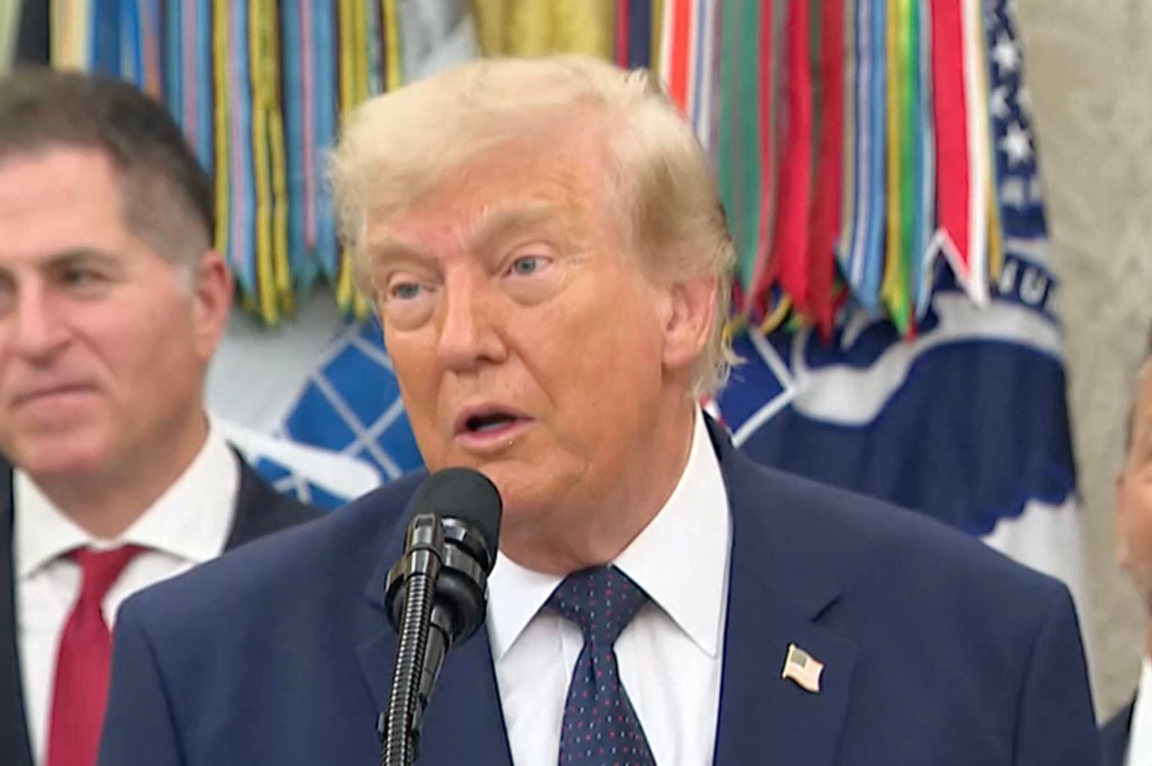 Presidente dos EUA, Trump, defende reversão do cartão vermelho da Fifa em Balogun
